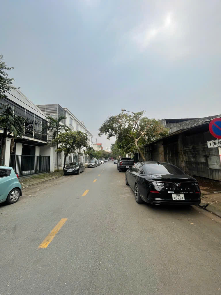 Nhà 4 tầng, Sài Đồng, ô tô đỗ cửa 2 mặt thoáng, 61m2, giá chỉ 9 tỷ 2.