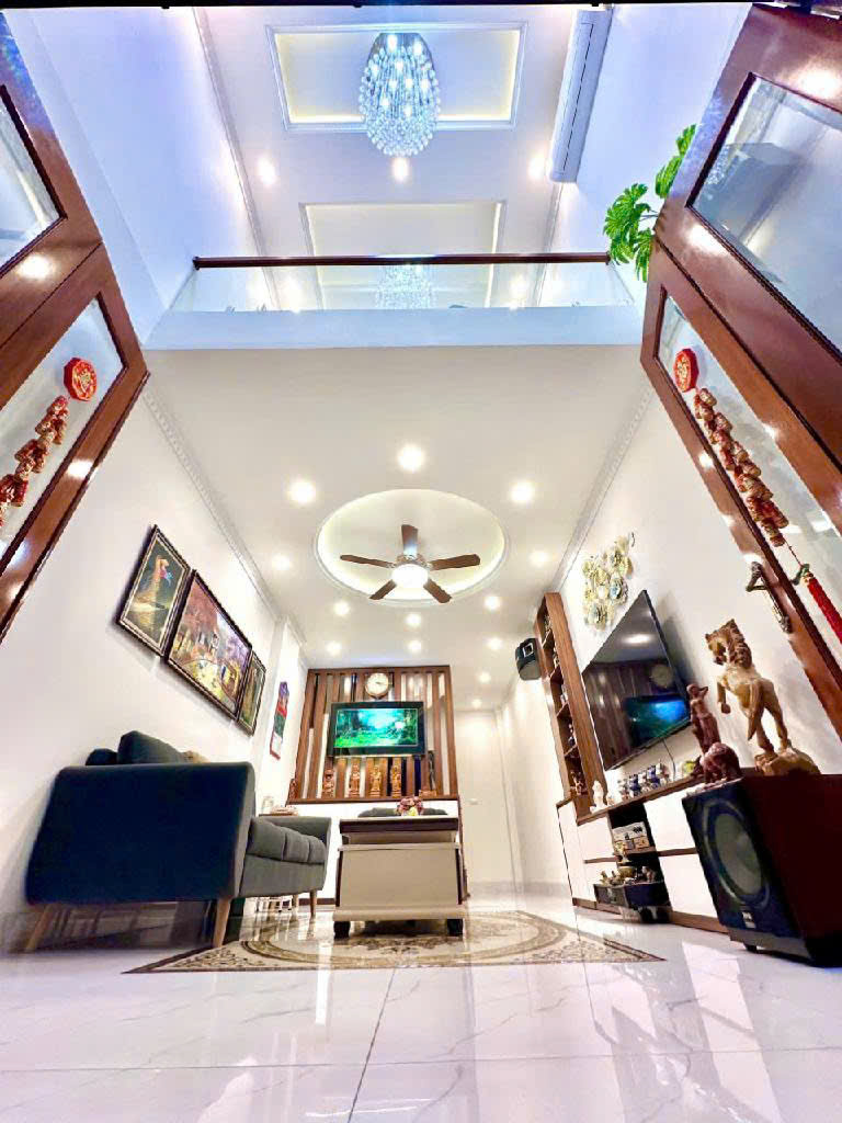 Nhà ngõ 23 Bồ đề, 33m, 6 tầng, Chỉ với hơn 7.x tỷ, sở hữu.