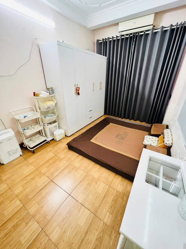 Cần bán gấp, giảm 250 triệu, chỉ còn 5 tỷ 3, nhà 5 tầng ngõ 53 Bồ Đề.