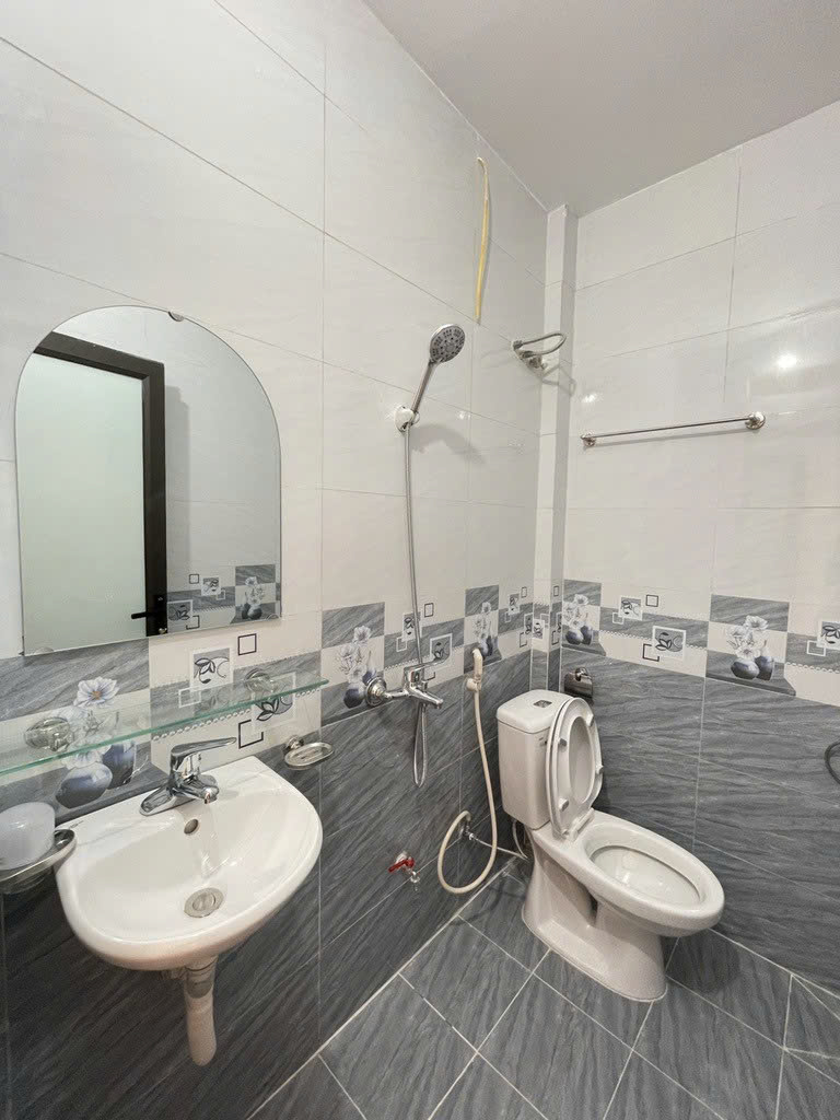 Nhà mặt ngõ đường Ngọc Thuỵ Long Biên, 3 tầng 3 PN, chỉ với chưa đến 6 tỷ.