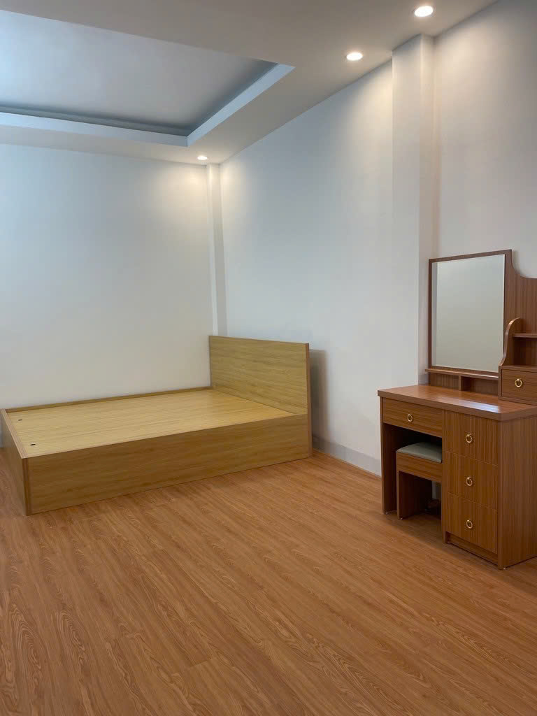 Cần bán gấp hạ chào 1,2 tỷ, cho căn nhà mặt ngõ đường Nguyễn Văn Cừ 4 tầng 65m,
