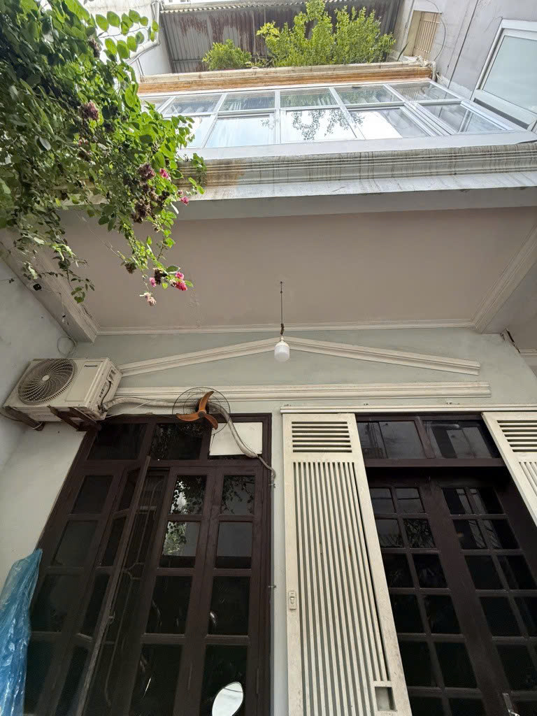 Cần bán gấp hạ chào 1,2 tỷ, cho căn nhà mặt ngõ đường Nguyễn Văn Cừ 4 tầng 65m,