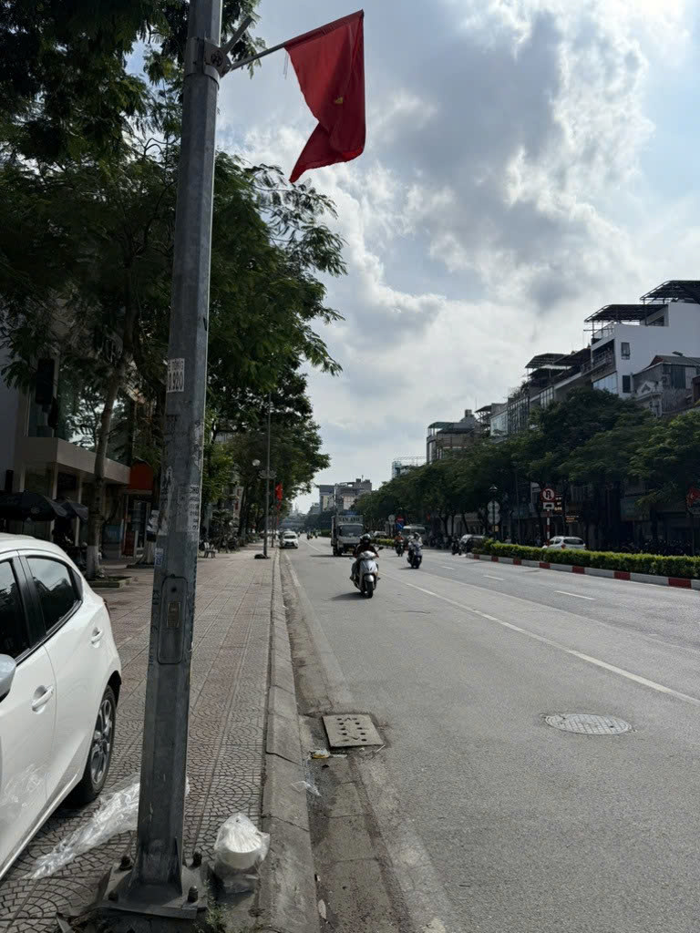 Cần bán gấp hạ chào 1,2 tỷ, cho căn nhà mặt ngõ đường Nguyễn Văn Cừ 4 tầng 65m,