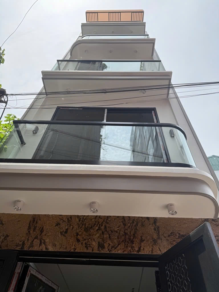 Bán nhà Phố Trạm Long Biên, 41m, 6 tầng, giá chỉ hơn 9 tỷ.