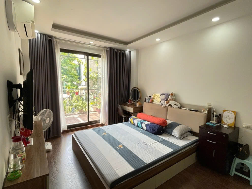 Bán nhà riêng 57m2, 4PN, 4WC, giá 9.xx tỷ tại Bồ Đề, Long Biên, Hà Nội.