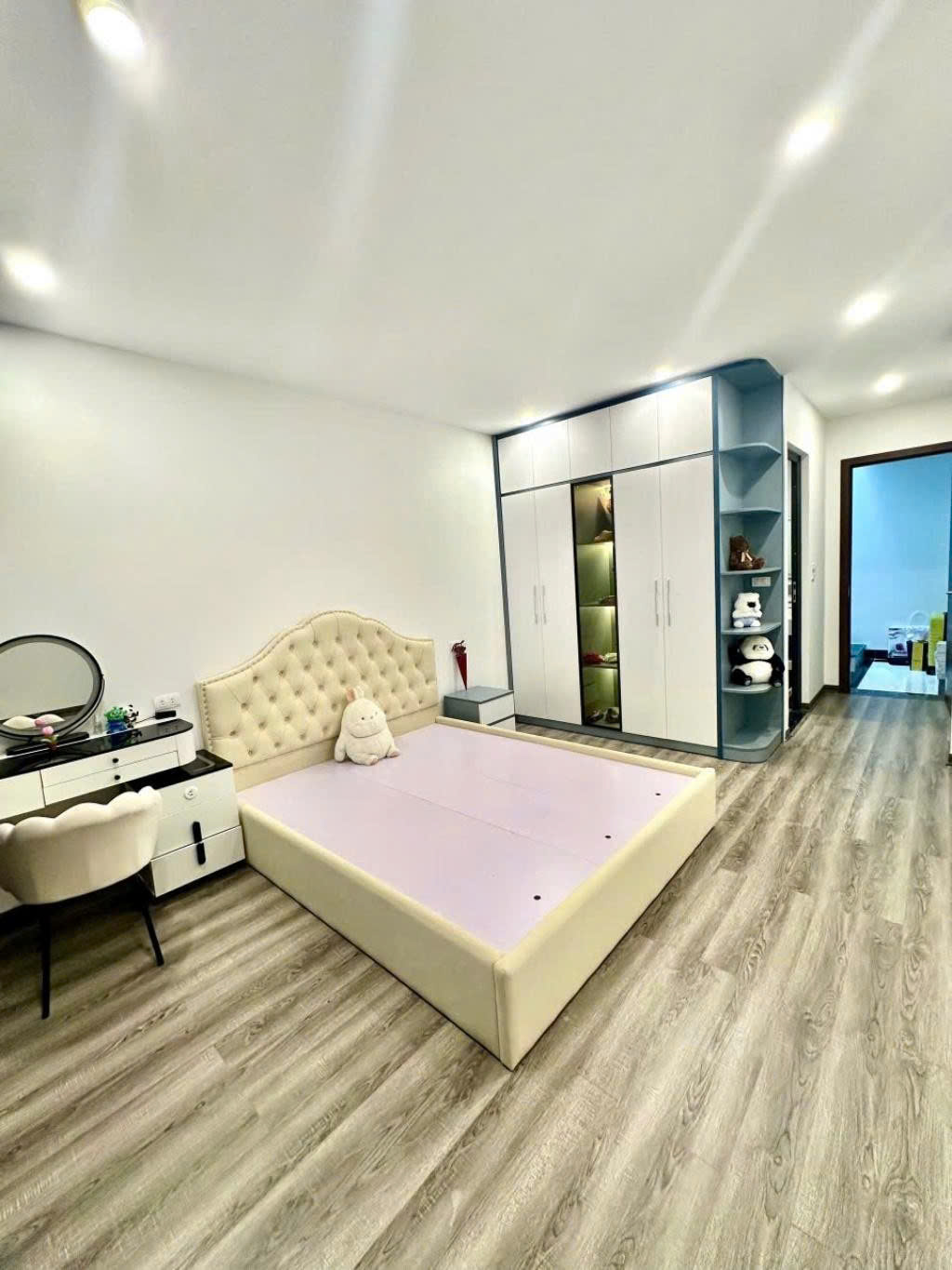 Nhà đẹp 6 tầng, mặt ngõ 23 phố Bồ Đề giá chỉ hơn 8 tỷ,: