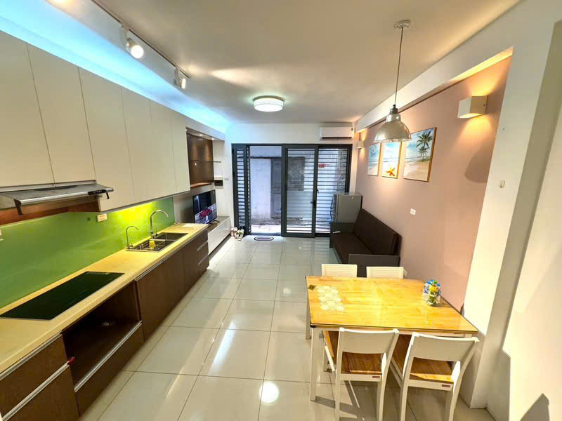 Bán gấp nhà 5 tầng Bồ Đề, 35m, chỉ với hơn 7 tỷ, full nội thất, còn mới nguyên.