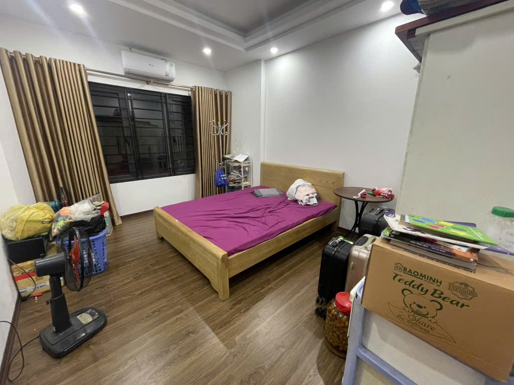 Chính chủ gửi bán căn nhà 5 tầng ngõ 23 phố Bồ Đề. Vị trí; ngõ 23, phố Bồ Đề, Long Biên, HN,