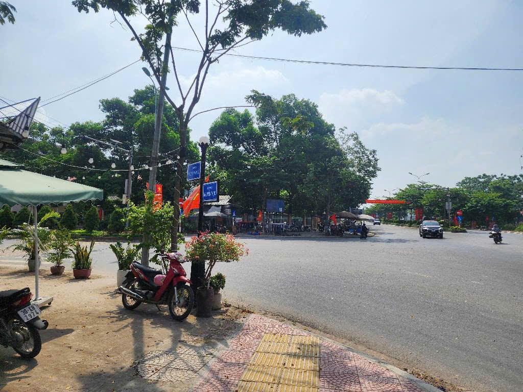 Phù Khê Từ Sơn Bắc Ninh (đối diện công viên Phù khê) Nguyễn Văn 85m, MT 5m x 17m .