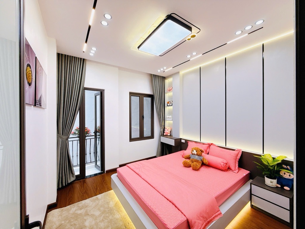 Bán nhà Nguyễn Khang, Cầu Giấy 42m2 chỉ nhỉnh 8 tỷ, 15m ra phố, An sinh tốt, Tặng full nội thất xịn, Nhà đẹp ở ngay