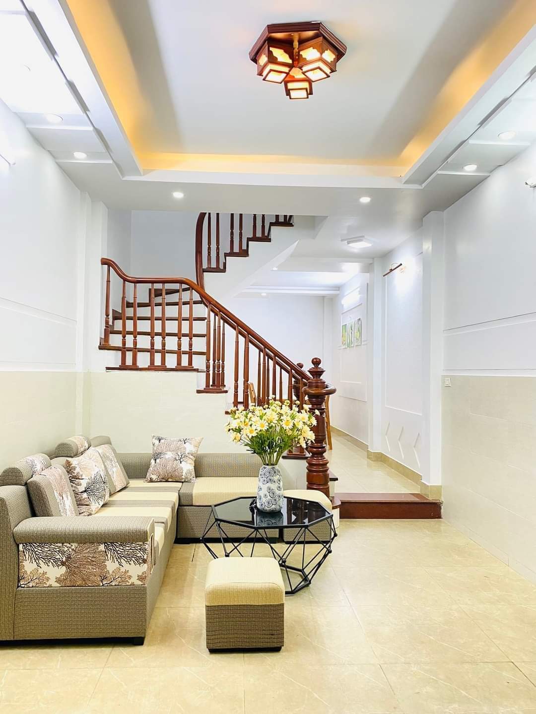 Bán nhà 45m2 đường Cầu Giấy chỉ nhỉnh 8 tỷ, Gần oto, 2 thoáng, Ngõ thông, An sinh tốt