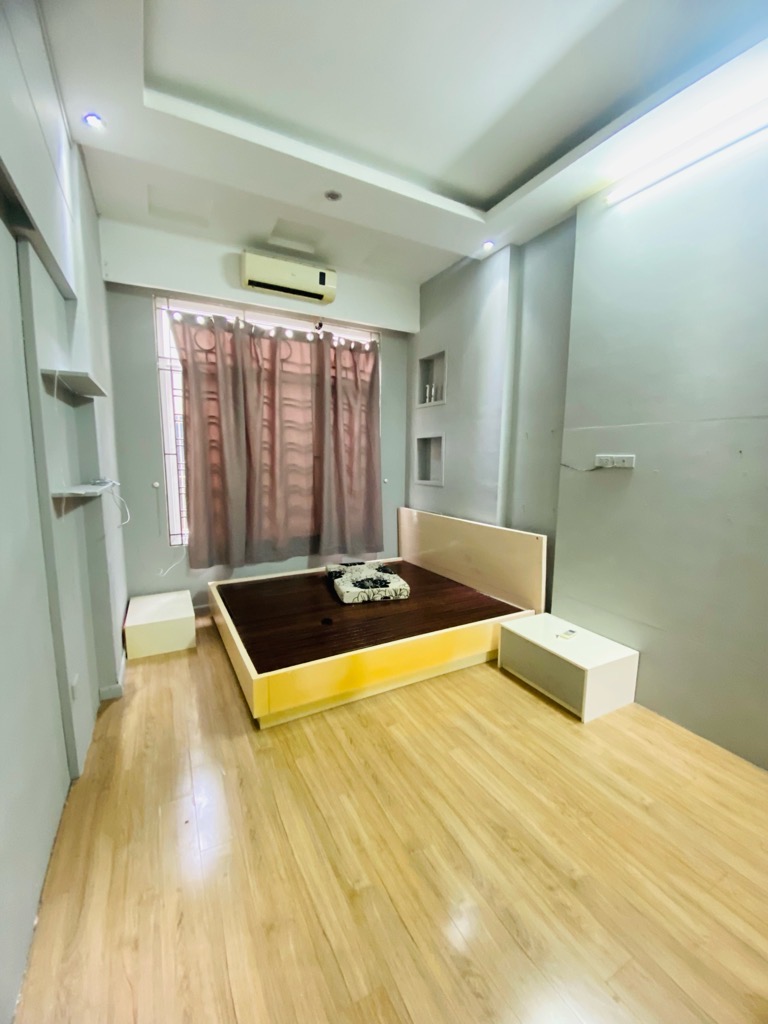 Bán nhà 5 tầng 42m2 phố Đào Tấn, Ba Đình, Oto đỗ cửa, 50m ra phố, Ngõ thông, Kinh doanh tốt