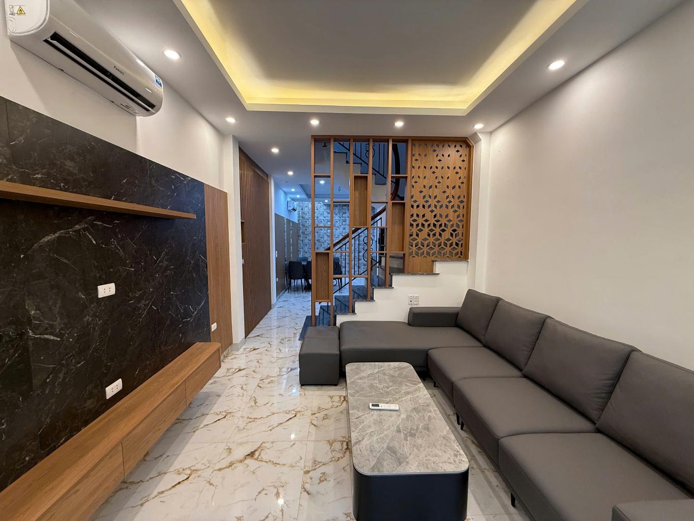 Bán nhà 5 tầng, 43m2 quận Bắc Từ Liêm, Oto đỗ cửa, Gần oto tránh, An sinh tốt, Nhà mới đẹp, full nội thất, ở luôn