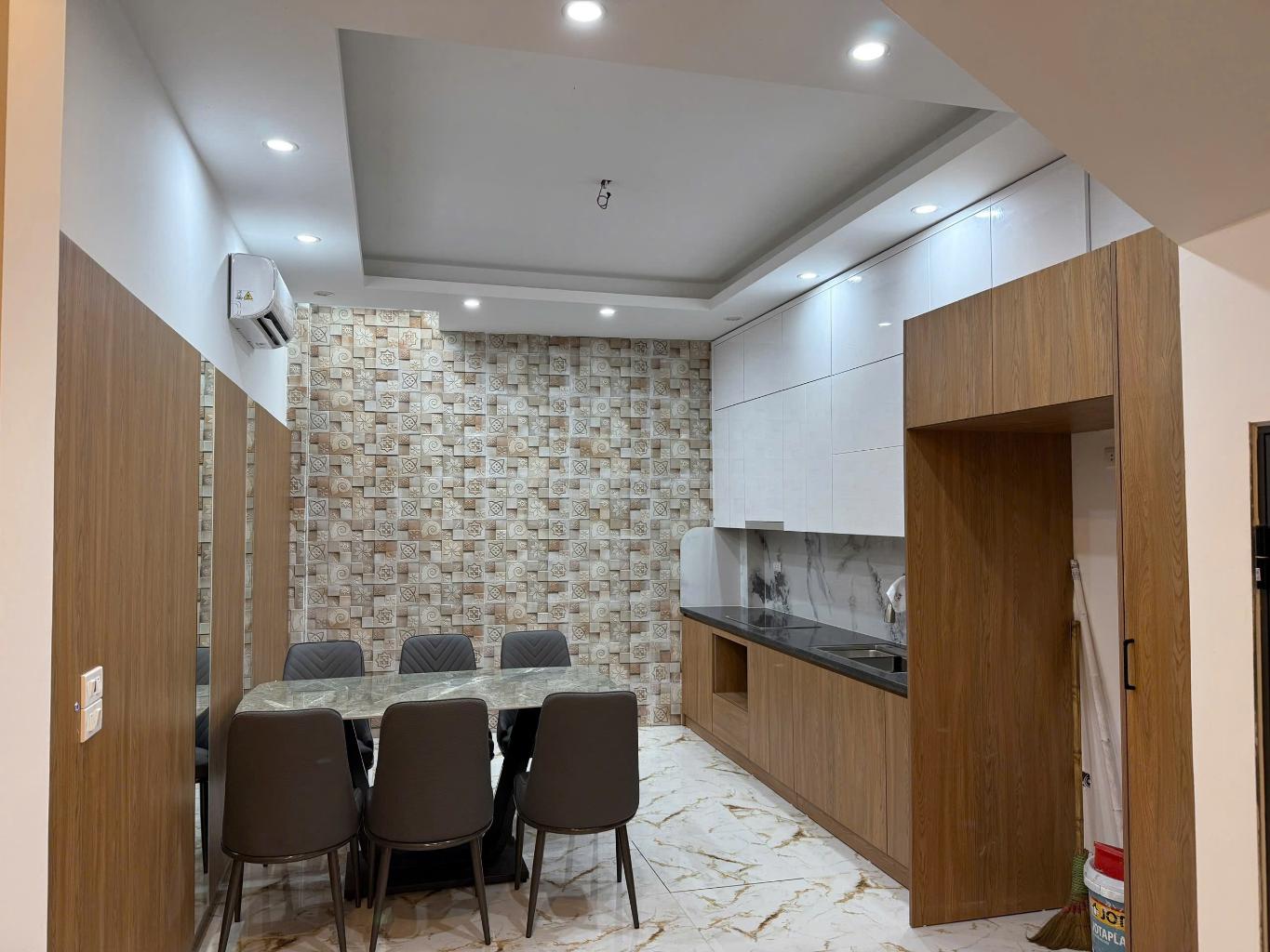 Bán nhà 5 tầng, 43m2 quận Bắc Từ Liêm, Oto đỗ cửa, Gần oto tránh, An sinh tốt, Nhà mới đẹp, full nội thất, ở luôn