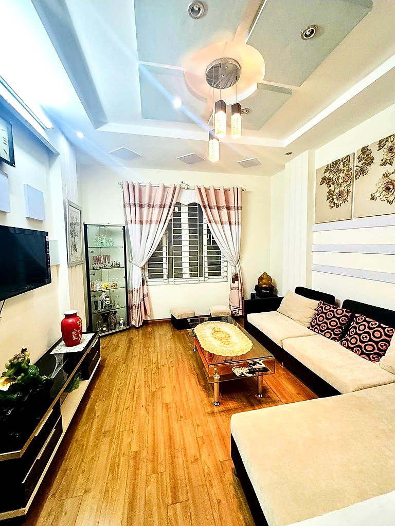 Bán nhà 40m2x5 tầng trung tâm quận Ba Đình, chỉ nhỉnh 8 tỷ, Gần phố, 2 thoáng, An sinh tốt, Tặng nội thất