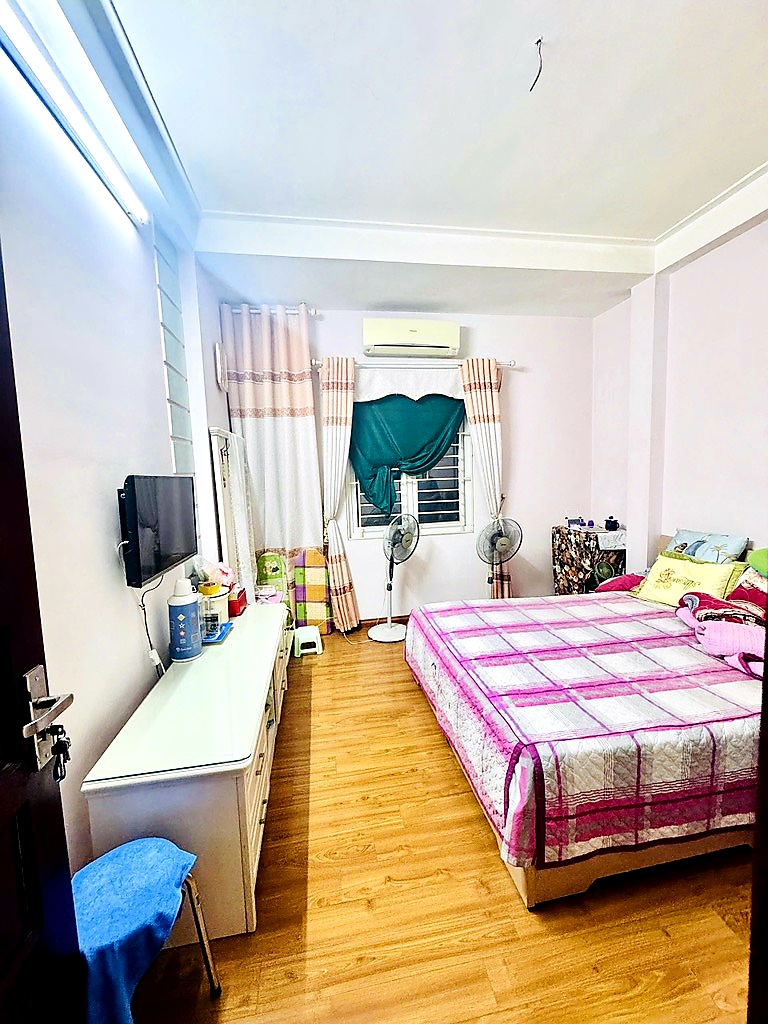Bán nhà 40m2x5 tầng trung tâm quận Ba Đình, chỉ nhỉnh 8 tỷ, Gần phố, 2 thoáng, An sinh tốt, Tặng nội thất