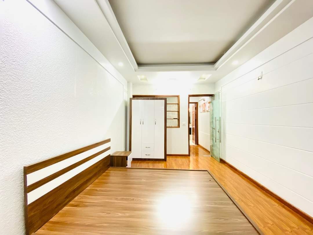 Bán nhà đường Cầu Giấy, Gần oto, Ngõ thông, 2 thoáng, 40m2, Chỉ nhỉnh 8 tỷ