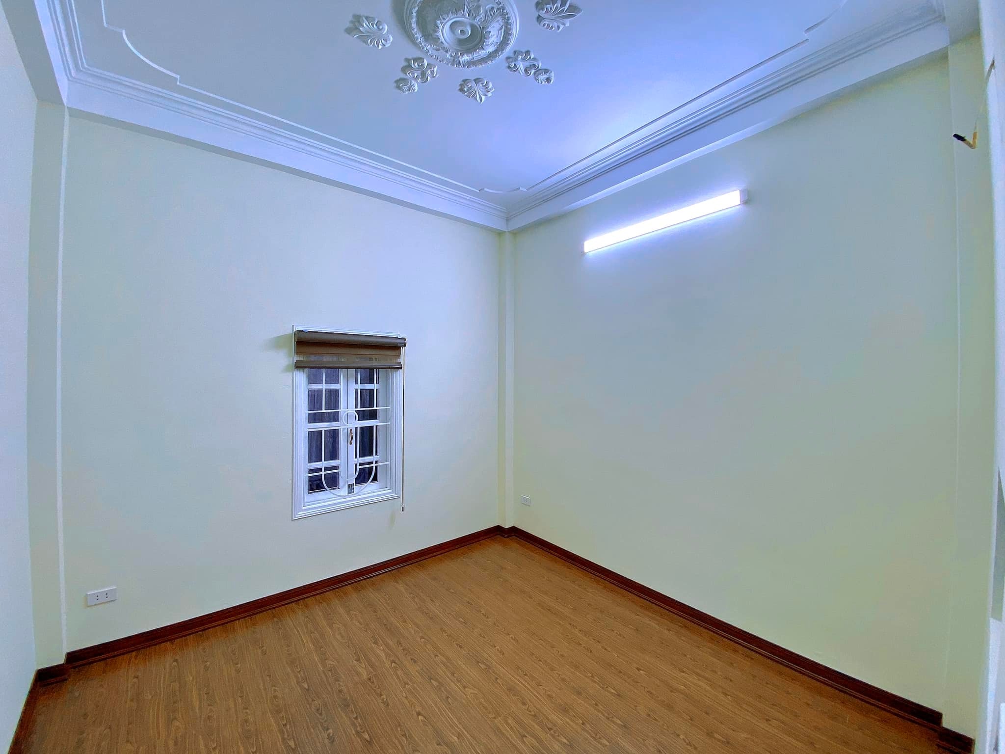 Bán nhà Dịch Vọng, Cầu Giấy, Ngõ thông, 2 thoáng, 3 bước ra oto, 40m2, Chỉ nhỉnh 8 tỷ