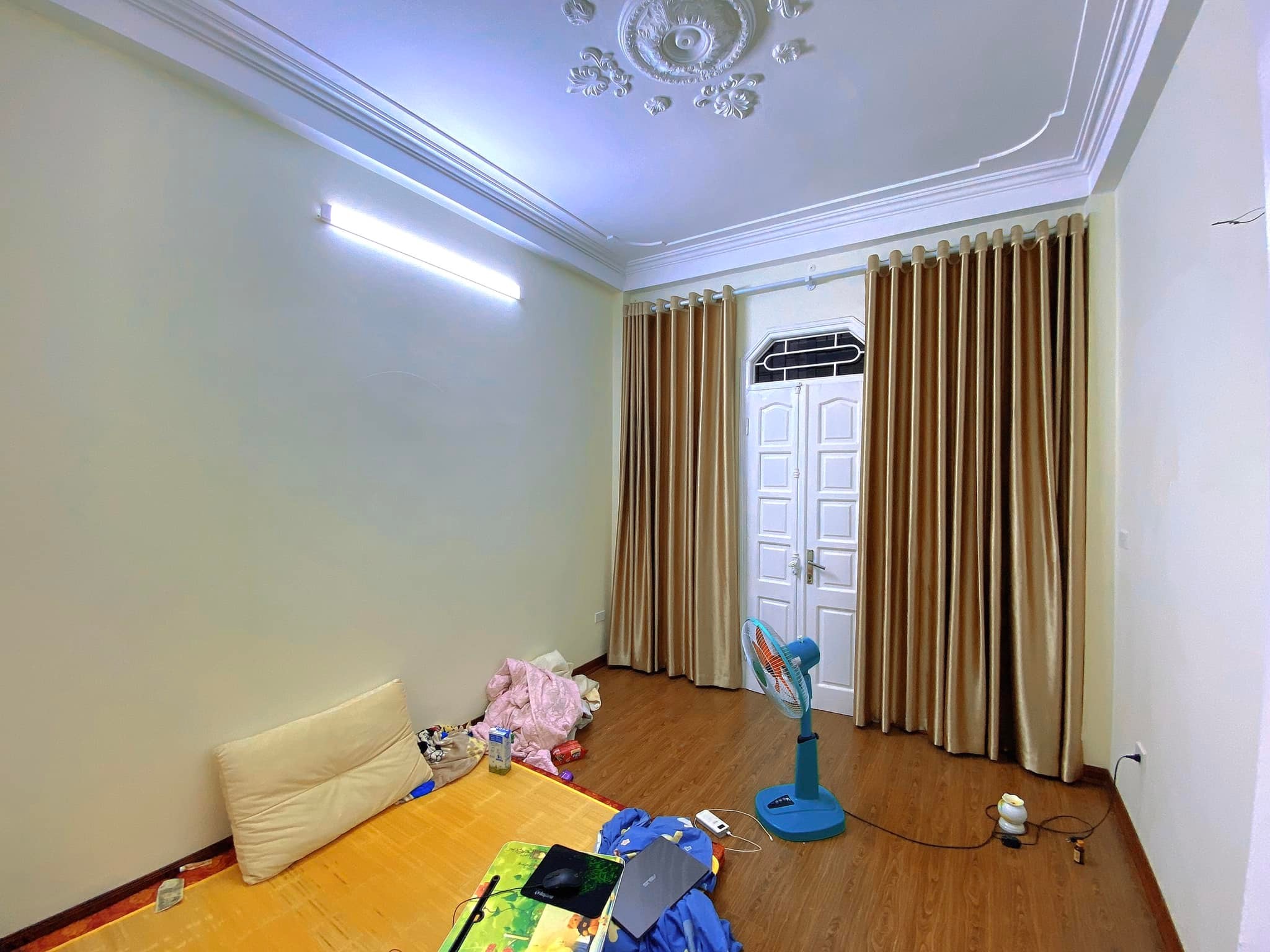 Bán nhà Dịch Vọng, Cầu Giấy, Ngõ thông, 2 thoáng, 3 bước ra oto, 40m2, Chỉ nhỉnh 8 tỷ