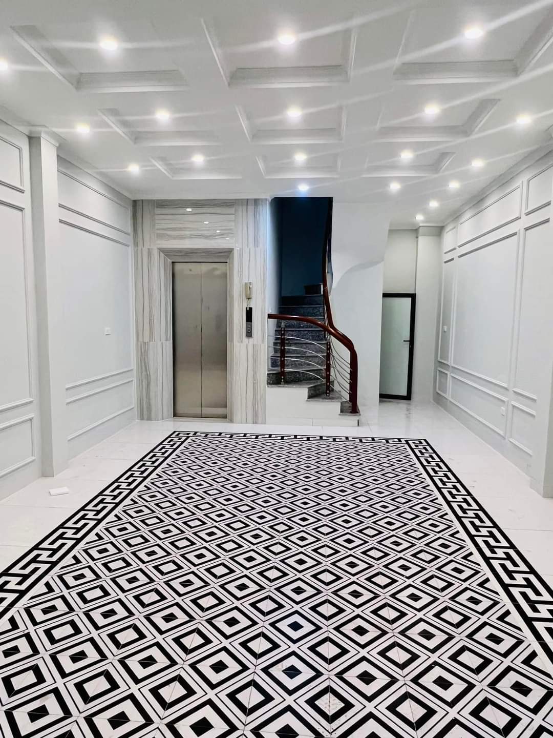 Bán nhà 6 tầng Xuân La, Võ Chí Công, 20m ra oto, Gần mặt phố, Thang máy, Full nội thất xịn, 40m2 chỉ nhỉnh 9 tỷ