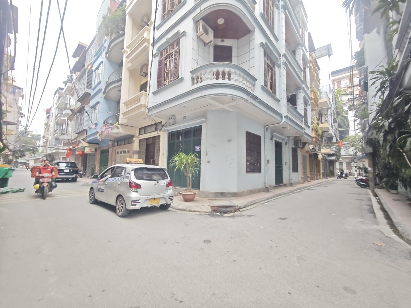 Bán nhà phố Trần Cung, Hoàng Quốc Việt, Phân lô, Oto vào nhà, Thang máy, Nội thất xịn, Kinh doanh, 52m2
