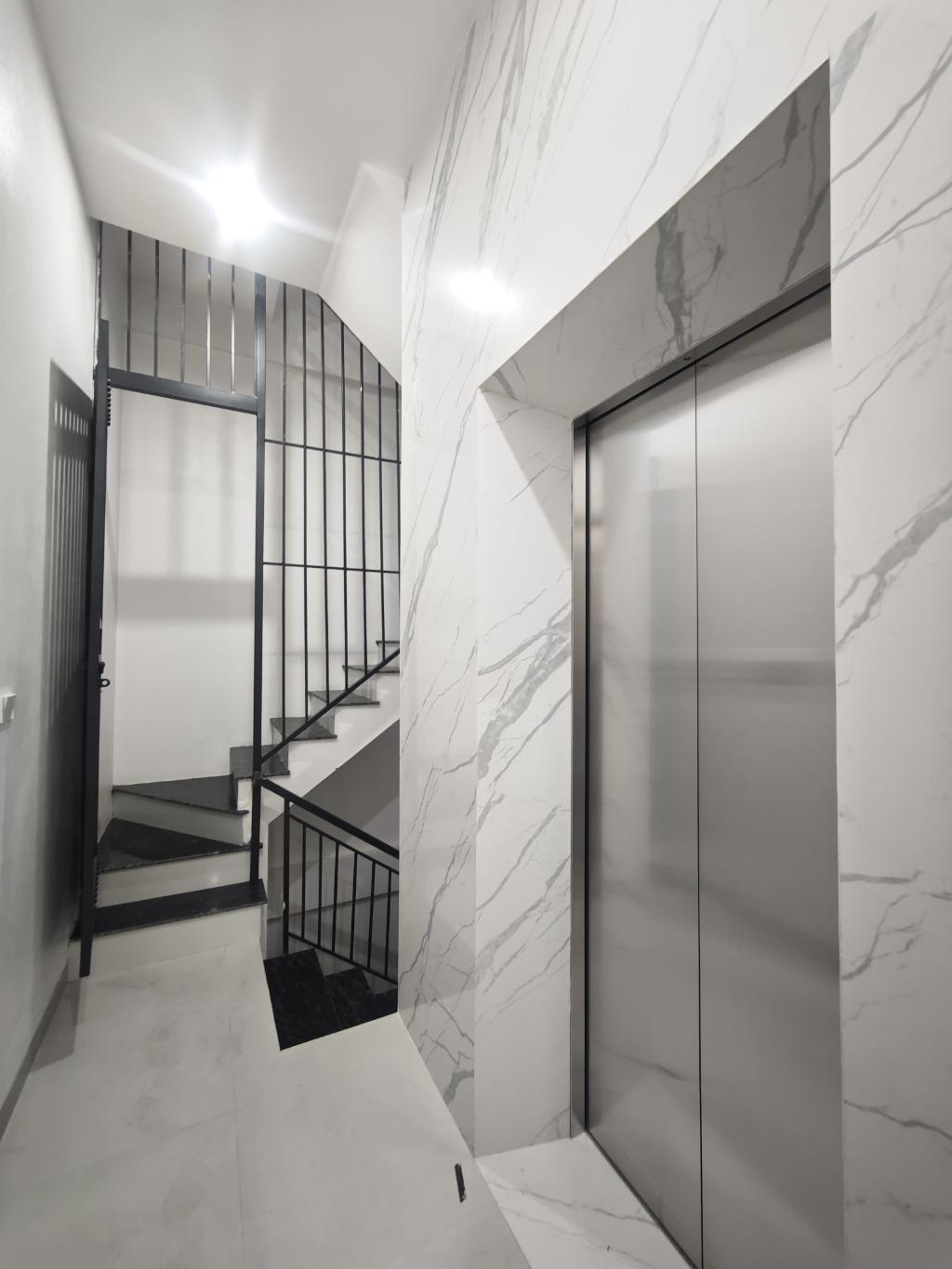 Bán nhà phố Trần Cung, Hoàng Quốc Việt, Phân lô, Oto vào nhà, Thang máy, Nội thất xịn, Kinh doanh, 52m2