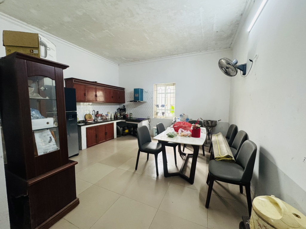 Bán đất tặng nhà 3 tầng Bắc Từ Liêm, Diện tích rộng, Mặt tiền đẹp, Oto vào nhà, 2 thoáng, Nở hậu, Gía chỉ nhỉnh 100tr/m2