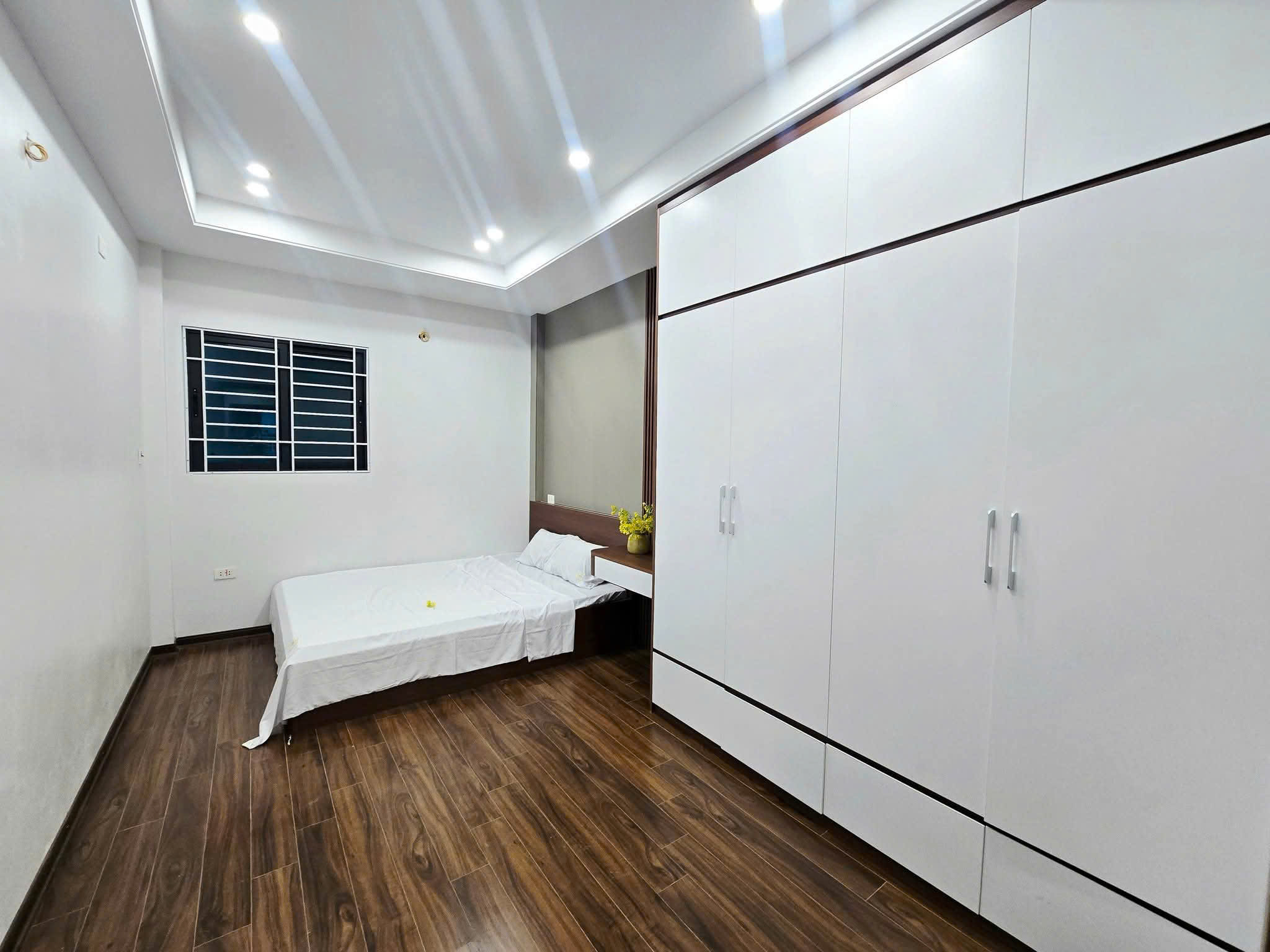 Siêu Phẩm Lạc Long Quân, Nhà Đẹp Lung Linh, Lexus Đỗ Cửa, 3 Bước Ra Phố, Thang Máy Xịn, Full Nội Thất, Chỉ Việc Ở Ngay!