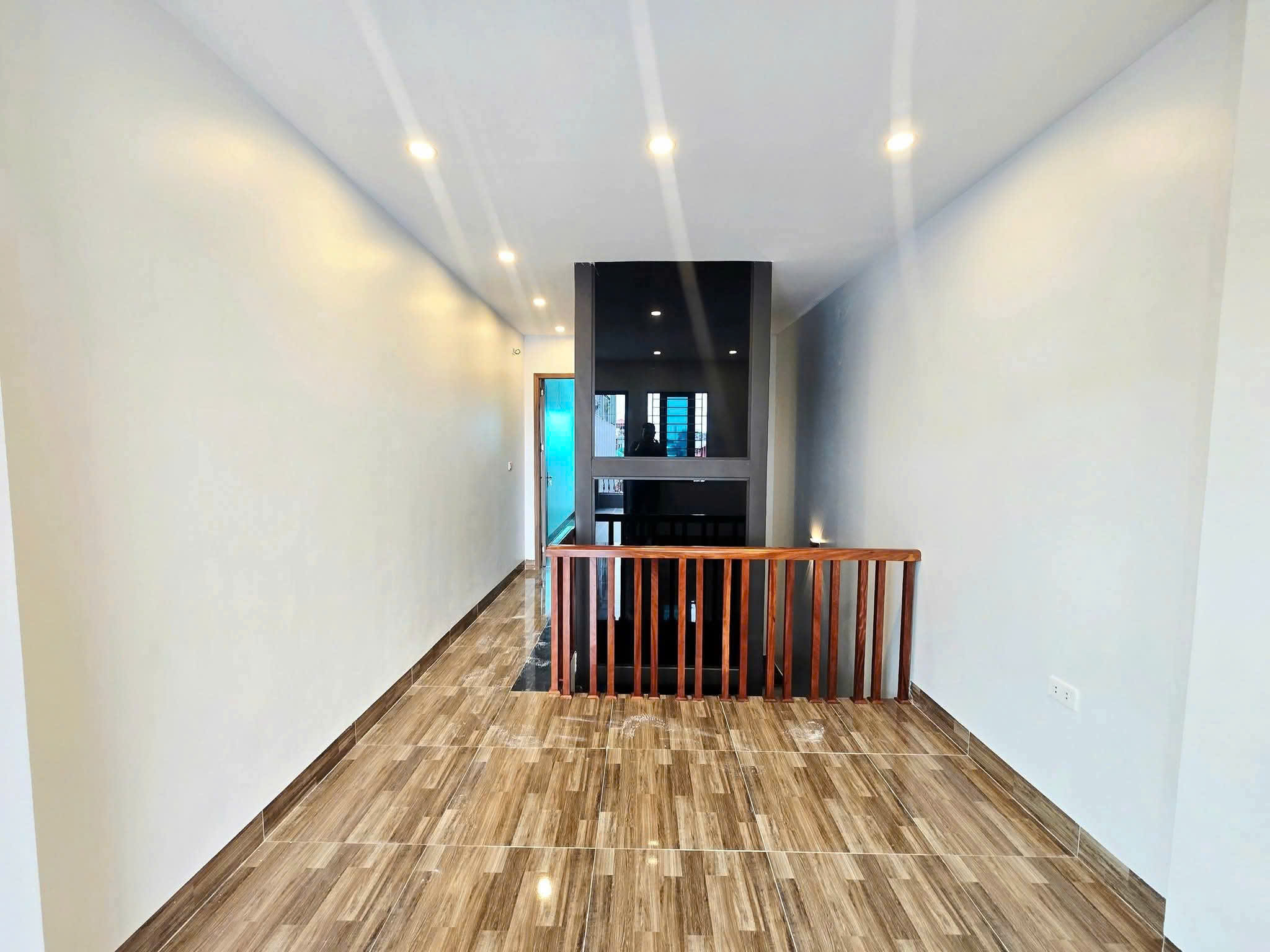 Siêu Phẩm Lạc Long Quân, Nhà Đẹp Lung Linh, Lexus Đỗ Cửa, 3 Bước Ra Phố, Thang Máy Xịn, Full Nội Thất, Chỉ Việc Ở Ngay!