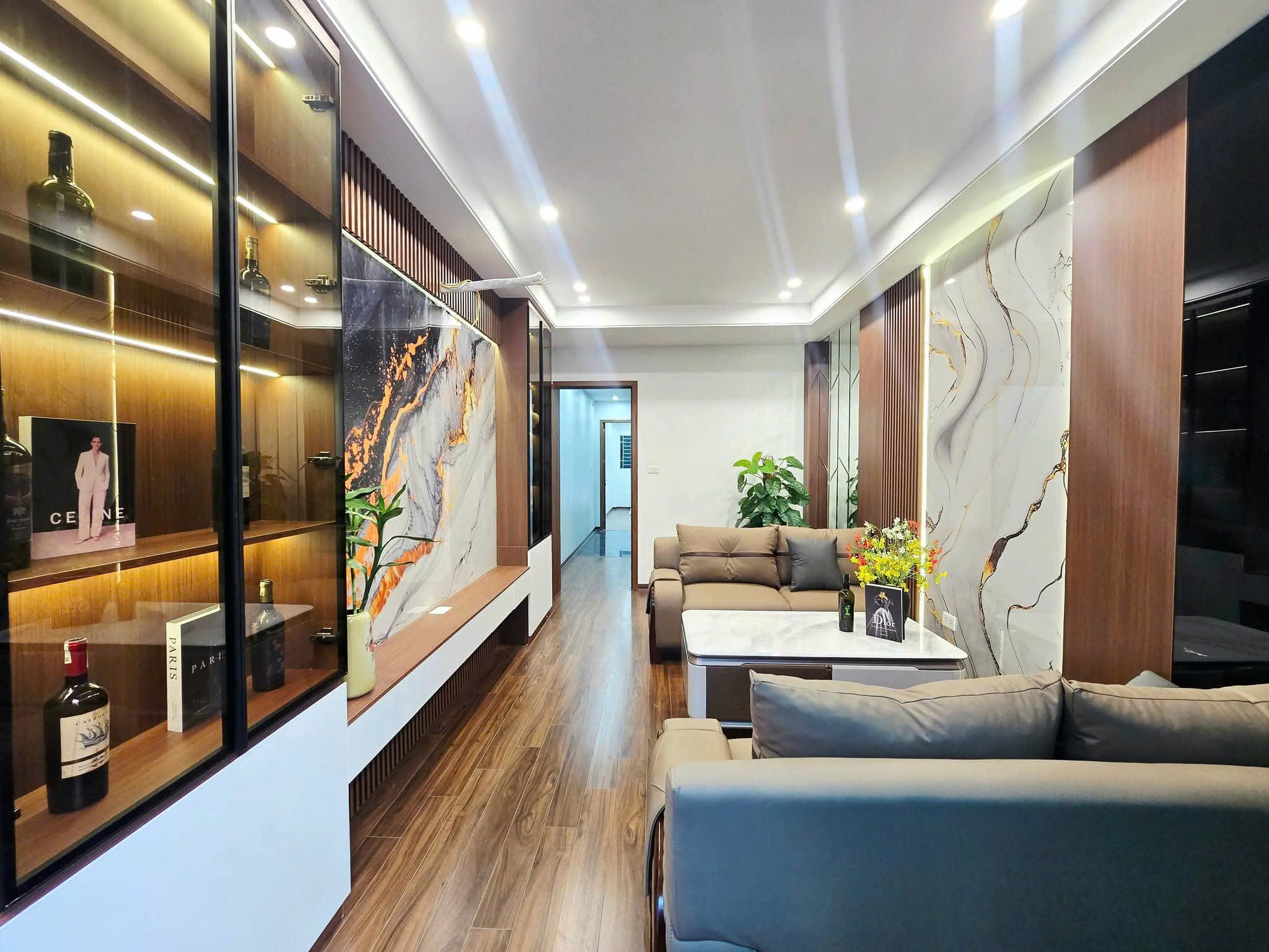 Siêu Phẩm Lạc Long Quân, Nhà Đẹp Lung Linh, Lexus Đỗ Cửa, 3 Bước Ra Phố, Thang Máy Xịn, Full Nội Thất, Chỉ Việc Ở Ngay!