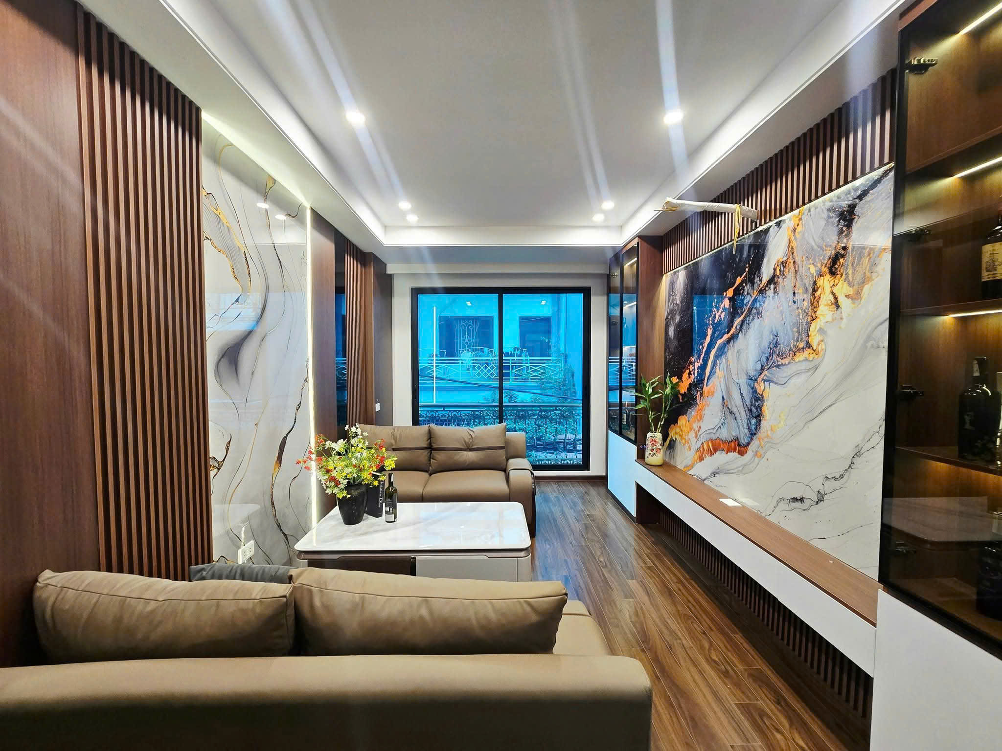 Siêu Phẩm Lạc Long Quân, Nhà Đẹp Lung Linh, Lexus Đỗ Cửa, 3 Bước Ra Phố, Thang Máy Xịn, Full Nội Thất, Chỉ Việc Ở Ngay!