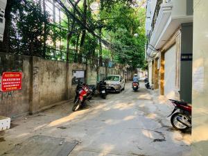 Bán nhà 45m2 đường Cầu Giấy chỉ nhỉnh 8 tỷ, Gần oto, 2 thoáng, Ngõ thông, An sinh tốt