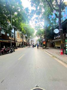 Bán nhà 40m2x5 tầng trung tâm quận Ba Đình, chỉ nhỉnh 8 tỷ, Gần phố, 2 thoáng, An sinh tốt, Tặng nội thất