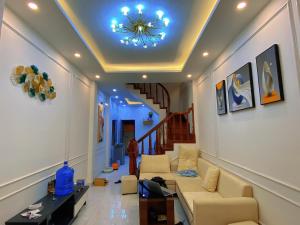 Bán nhà Dịch Vọng, Cầu Giấy, Ngõ thông, 2 thoáng, 3 bước ra oto, 40m2, Chỉ nhỉnh 8 tỷ