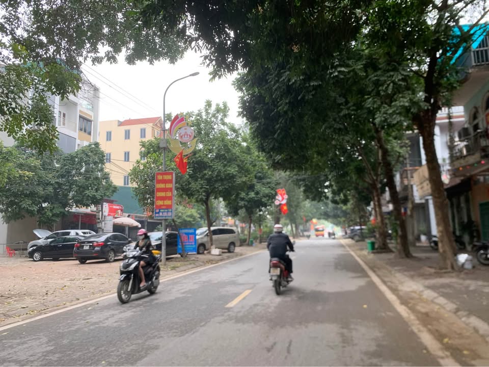 MÊ LINH - BÁN ĐẤT TẶNG NHÀ 3 TẦNG - TRỤC KINH DOANH