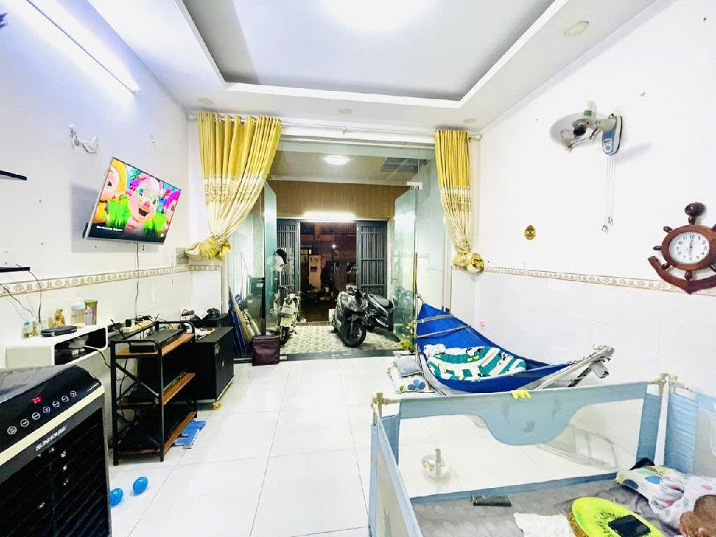 Bán nhà riêng tại Dương Quảng Hàm, 9,5 tỷ, 74 m2, 3PN + 3WC, giá tốt