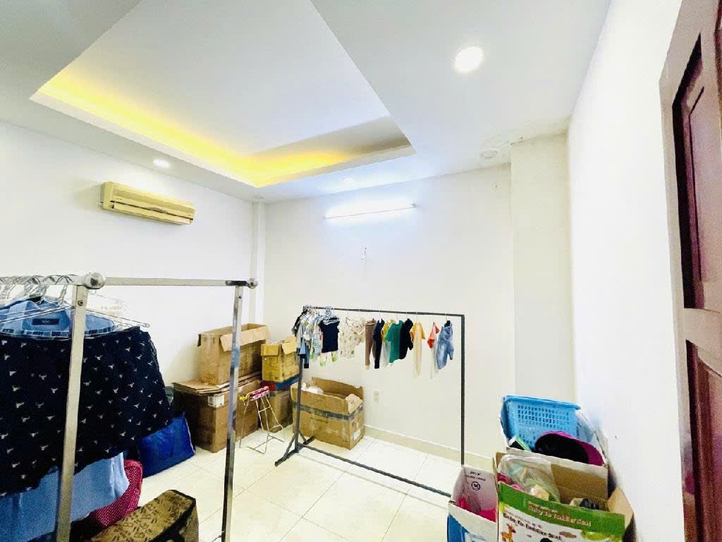 Bán nhà riêng tại Dương Quảng Hàm, 9,5 tỷ, 74 m2, 3PN + 3WC, giá tốt