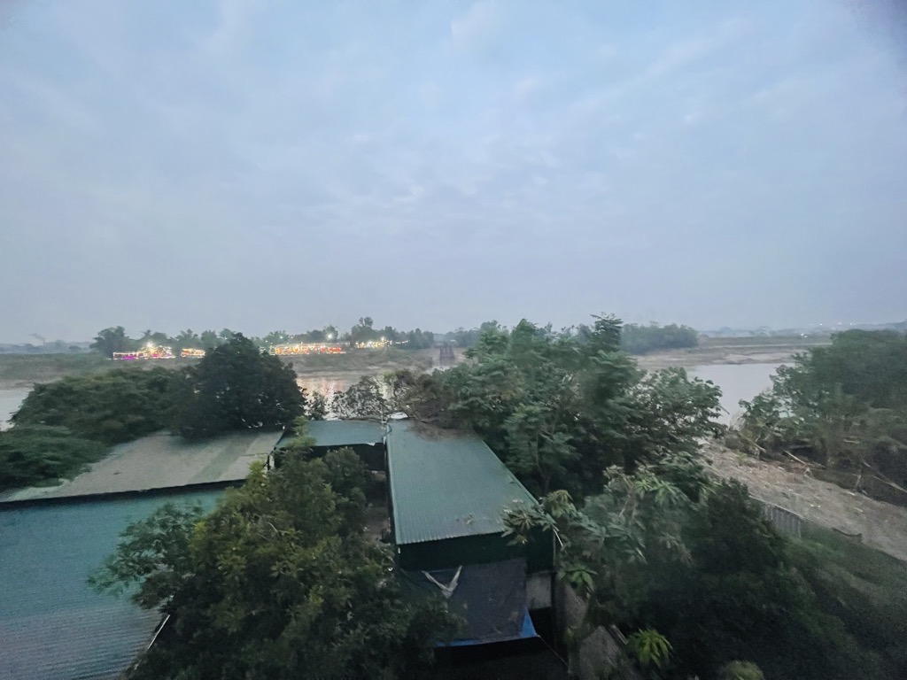 Nhà lô góc 2 thoáng,view sông ô tô đỗ cửa ngày đêm