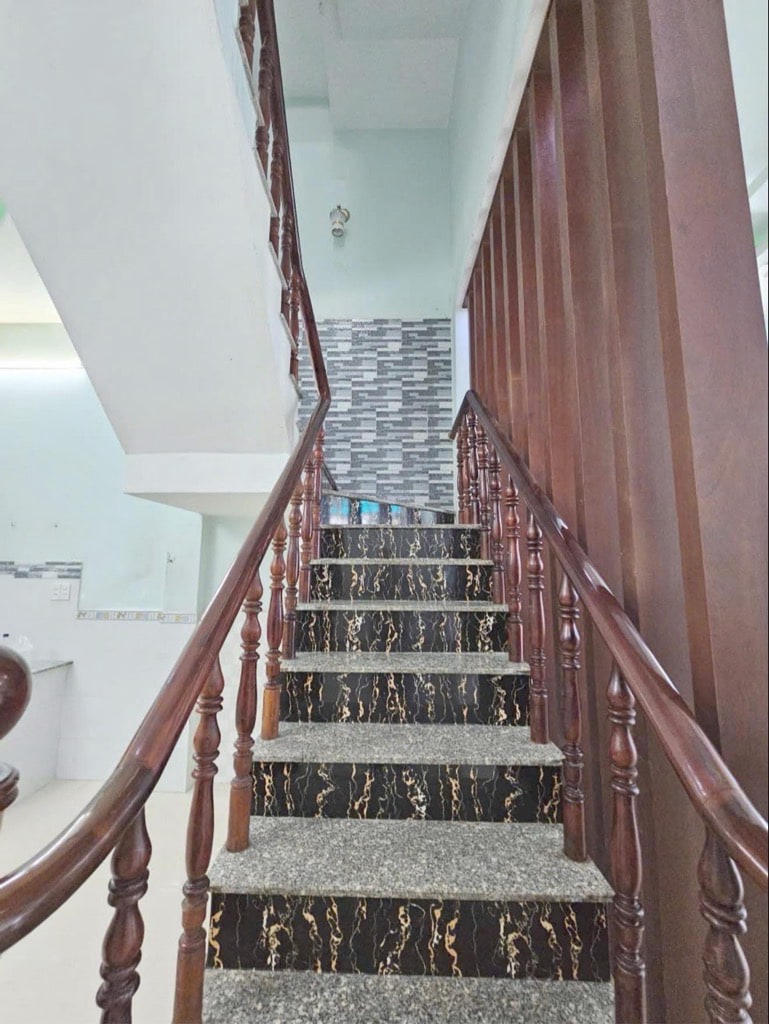 Nhà đẹp 4-6 tỷ Hồ Chí Minh , rộng rãi , DTSD lên đến : 260m ,4 tầng ,4 PN ,3 WC - tiện ích xung quanh đầy đủ : Bệnh Viện ,Trường Học, Chợ ,Sát Tân Phú