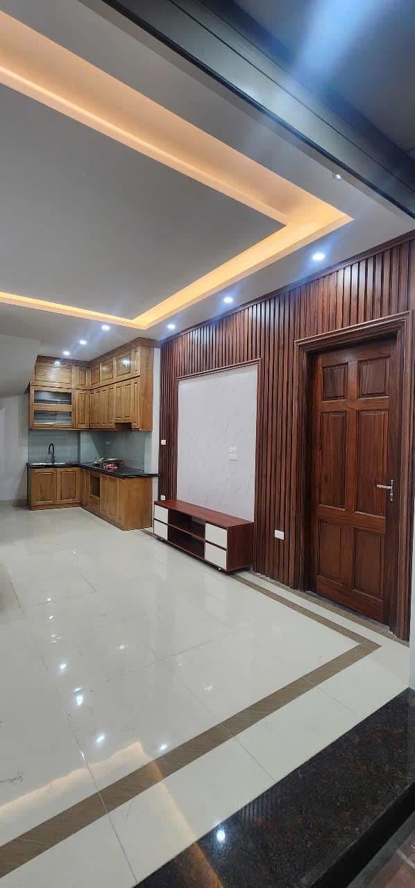 Bán nhà TRUNG TÂM Cầu Giấy, 40m2, 5 tầng, 8 phòng ngủ, chỉ 3.55 tỷ.