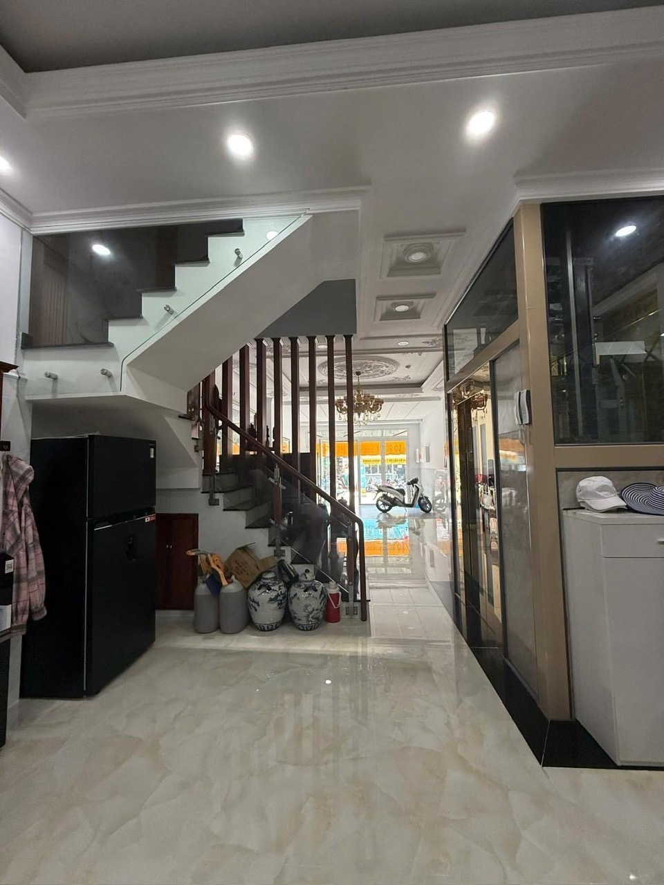 Bán nhà mặt tiền Quận 7 Ngang hơn 5m cao 5 Tầng có sẵn thang máy 8 Phòng ngủ