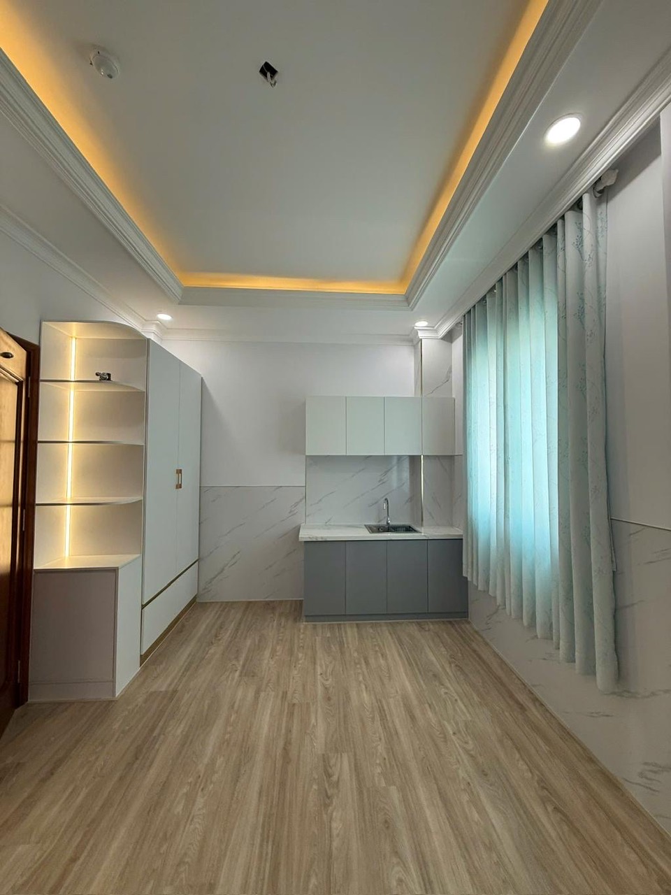 Bán nhà mặt tiền Quận 7 Ngang hơn 5m cao 5 Tầng có sẵn thang máy 8 Phòng ngủ