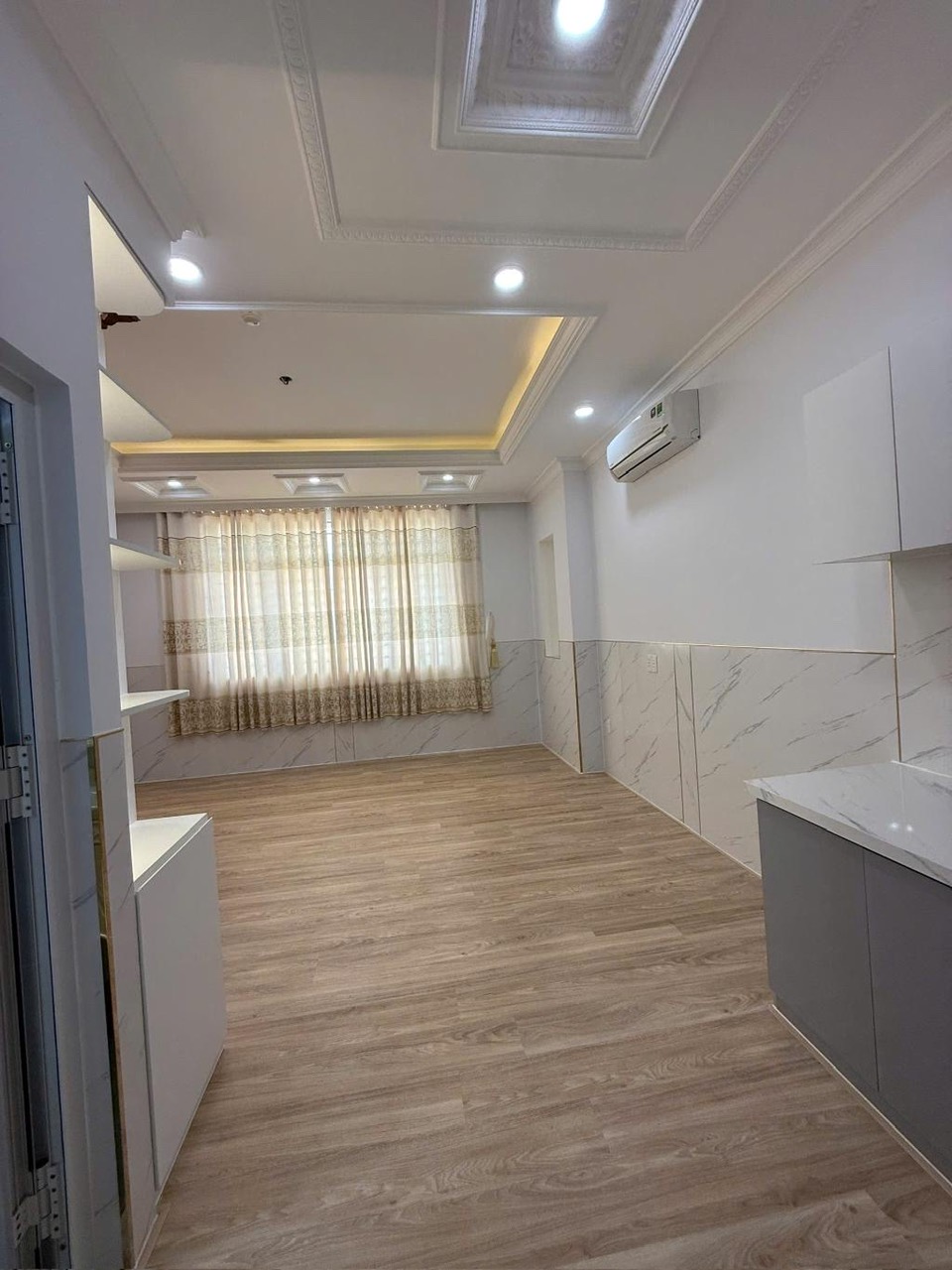 Bán nhà mặt tiền Quận 7 Ngang hơn 5m cao 5 Tầng có sẵn thang máy 8 Phòng ngủ