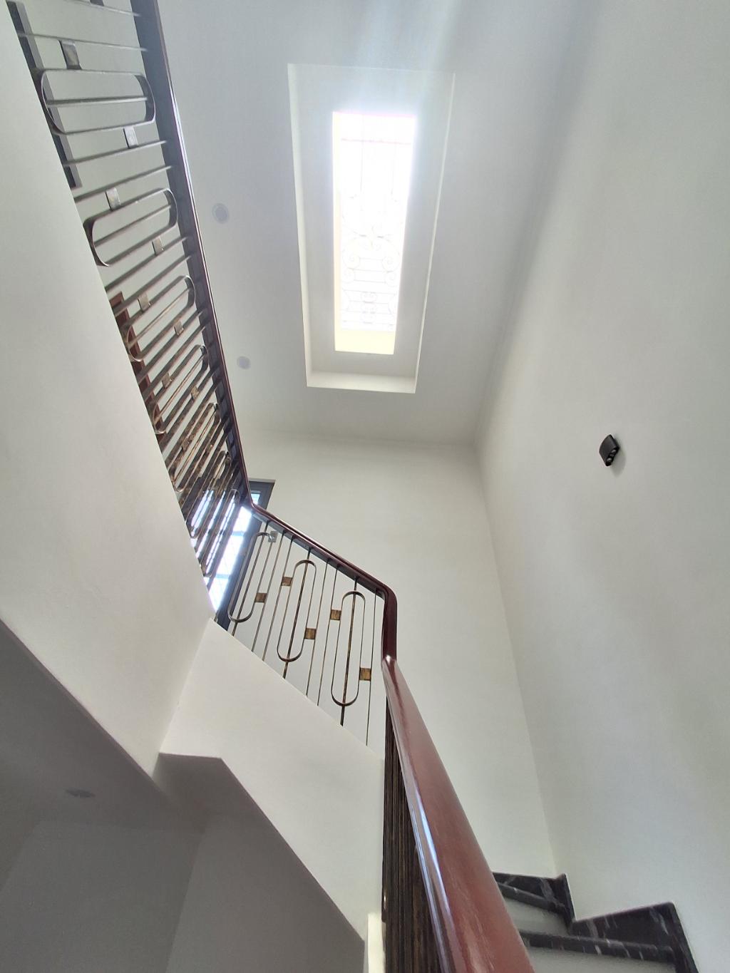 NHÀ CAO TO 5 TẦNG - CÁCH ĐƯỜNG NGUYỄN DUY TRINH 50M - GIÁ BÁN CHỈ 13 TỶ
