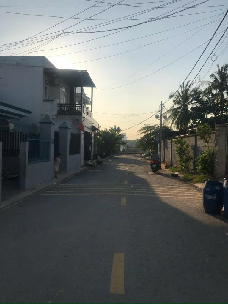 BÁN ĐẤT TẶNG NHÀ GẦN SÔNG - HẺM XE HƠI - XÂY NHÀ TỰ DO - KHU DÂN CƯ Q9 LONG TRƯỜNG - GIÁ BÁN 3.1 TỶ