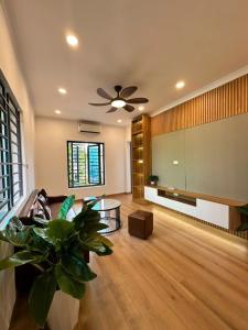 Bán nhà ngõ 3 Hoàng Đạo Thành- Lô góc - ô tô tránh - Duplex- 161m2, chỉ hơn 6 tỷ