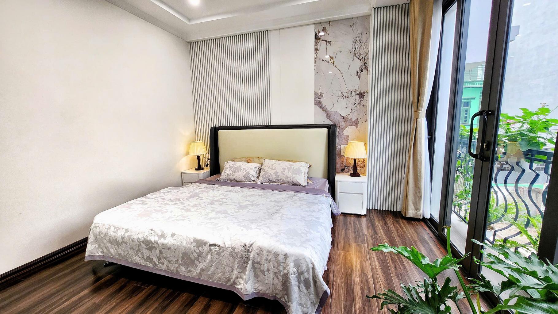 NHÀ PHỐ SÀI ĐỒNG - 3 BƯỚC HỒ ĐIỀU HOÀ, Ô TÔ TRÁNH - FULL NỘI THẤT.