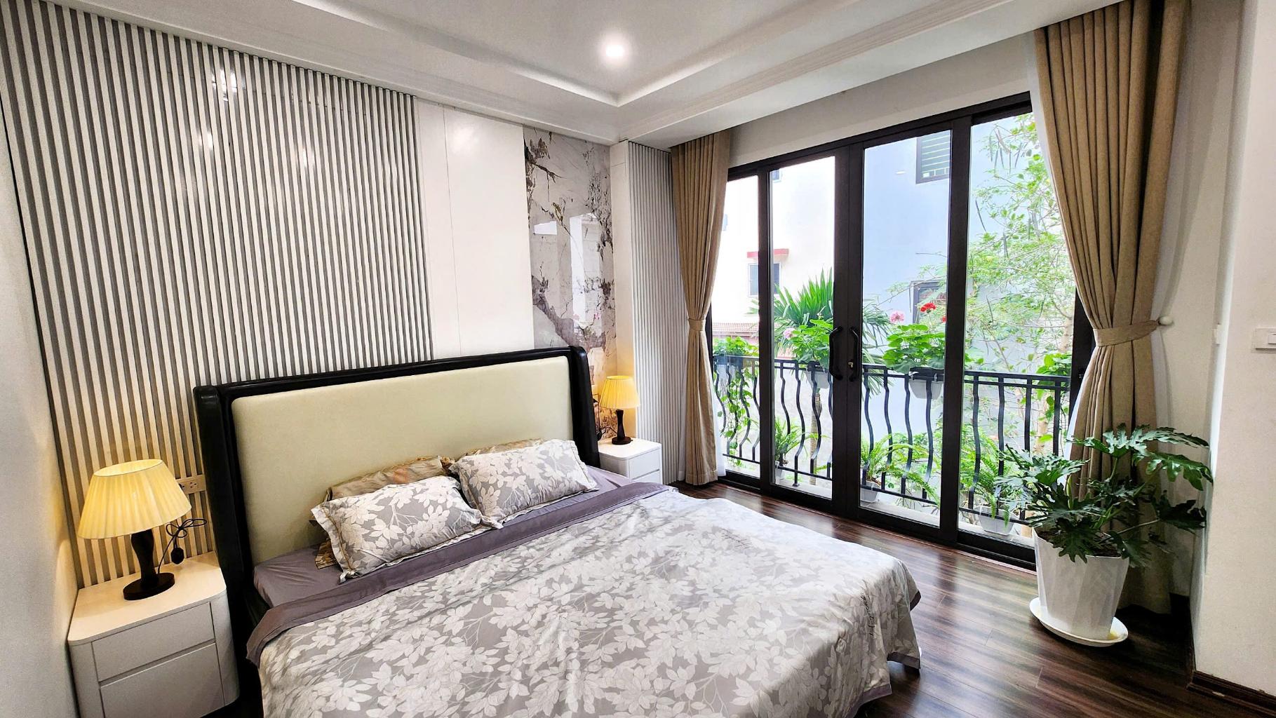 NHÀ PHỐ SÀI ĐỒNG - 3 BƯỚC HỒ ĐIỀU HOÀ, Ô TÔ TRÁNH - FULL NỘI THẤT.