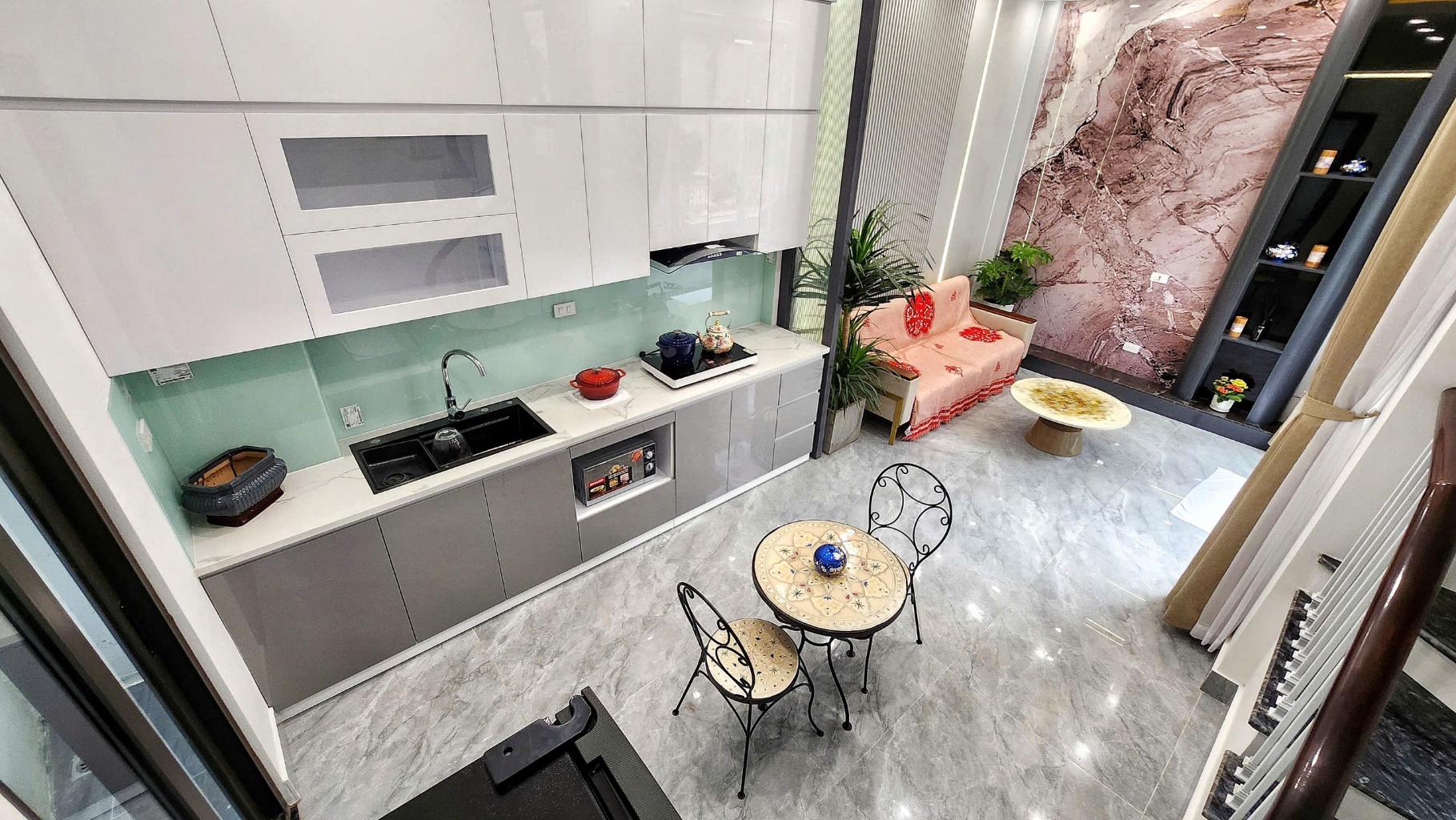 NHÀ PHỐ SÀI ĐỒNG - 3 BƯỚC HỒ ĐIỀU HOÀ, Ô TÔ TRÁNH - FULL NỘI THẤT.