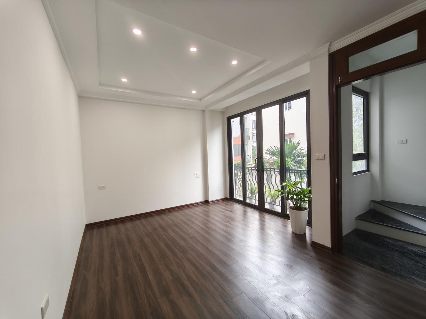 NHÀ PHỐ SÀI ĐỒNG - 3 BƯỚC HỒ ĐIỀU HOÀ, Ô TÔ TRÁNH - FULL NỘI THẤT.